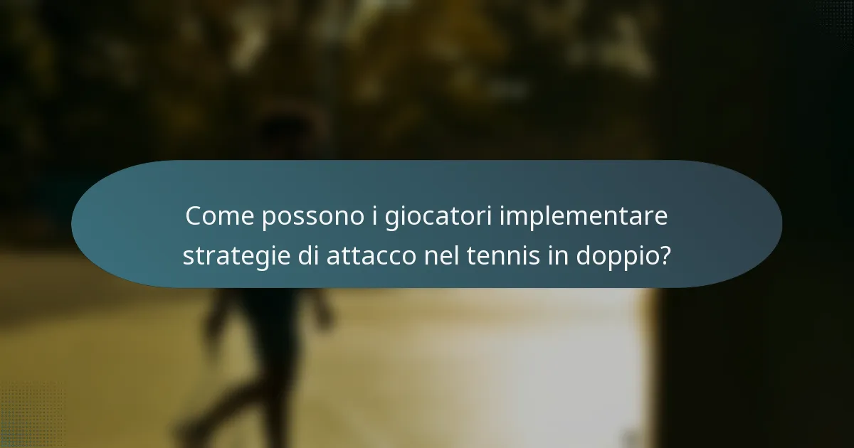 Come possono i giocatori implementare strategie di attacco nel tennis in doppio?