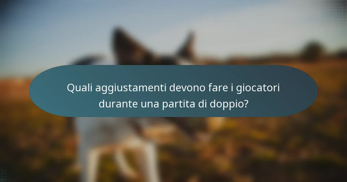 Quali aggiustamenti devono fare i giocatori durante una partita di doppio?